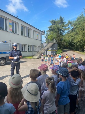 policjant mówi o bezpieczeństwie podczas wakacji