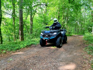 policjanci na quadzie czuwają nad bezpieczeństwem mieszkańców i turystów