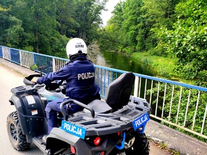 policjanci na quadzie czuwają nad bezpieczeństwem mieszkańców i turystów