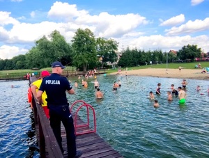 policjanci czuwają nad bezpieczeństwem osób wypoczywających nad wodą