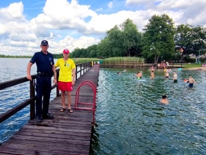 policjanci czuwają nad bezpieczeństwem osób wypoczywających nad wodą