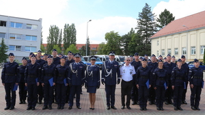 policjanci pozują do pamiątkowego zdjęcia