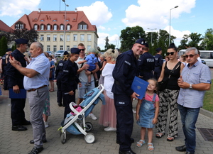 policjanci stoją w otoczeniu rodzin i bliskich