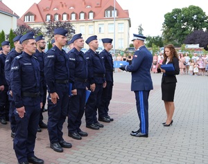 policjanci odbierają akty ślubowania