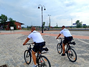 Policjanci na rowerach dbają o bezpieczeństwo