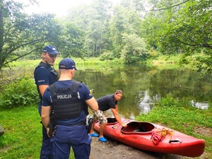 policjanci czuwają nad bezpieczeństwem osób wypoczywających nad wodą