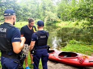 policjanci kontrolują trzeźwość uczestników spływu kajakowego