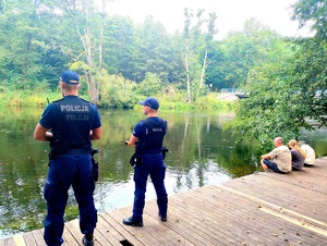 policjanci czuwają nad bezpieczeństwem osób wypoczywających nad wodą