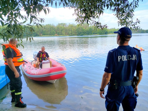 policjanci i strażacy czuwają nad bezpieczeństwem osób wypoczywających nad wodą
