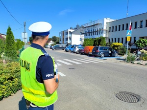 policjant czuwa nad bezpieczeństwem pieszych