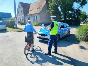 policjant przeprowadza kontrolę drogową