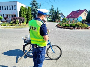 policjant przeprowadza kontrolę drogową