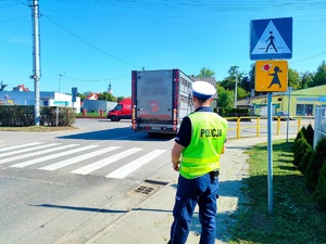 policjant czuwa nad bezpieczeństwem pieszych