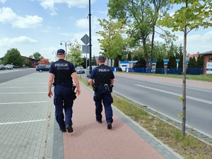 policjanci patrolują ulice pieszo