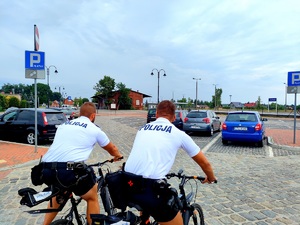 policjanci patrolują ulice na rowerach