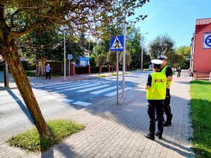 policjanci czuwają nad bezpieczeństwem pieszych