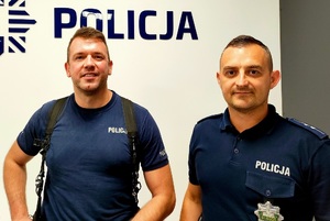 dwóch policjantów pozuje do zdjęcia