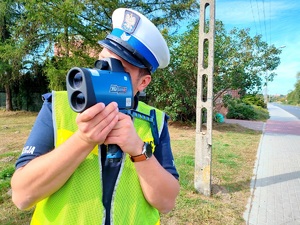 policjant dokonuje pomiaru prędkości