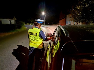 policjant przeprowadzają kontrolę drogową