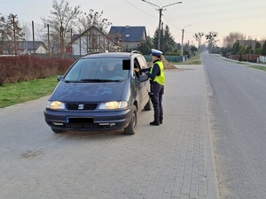 policjantka kontroluje trzeźwość kierowcy