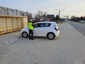 policjantka kontroluje trzeźwość kierowcy