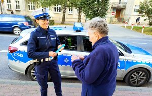 policjanci wręczają pieszej odblask