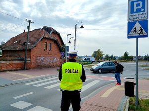 policjant czuwa nad bezpieczeństwem pieszych