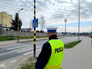 policjant czuwa nad bezpieczeństwem pieszych