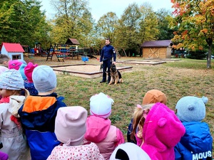 policjant prezentuje dzieciom policyjnego psa