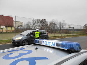 policjant kontroluje kierowcę - zdjęcie poglądowe