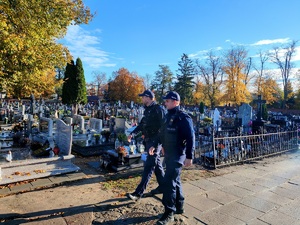 policjanci zapobiegają popełnianiu przestępstw i wykroczeń na cmentarzu