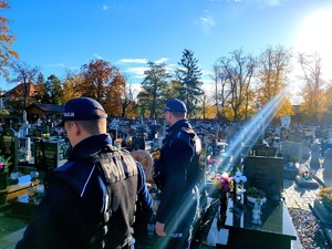 policjanci zapobiegają popełnianiu przestępstw i wykroczeń na cmentarzu