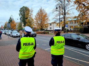 Policjanci czuwają nad bezpieczeństwem osób wybierających się na groby swoich bliskich