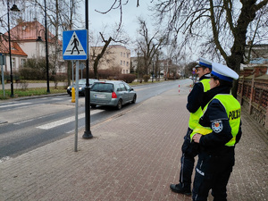 policjanci czuwają nad bezpieczeństwem pieszych