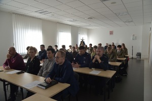 policjanci uczestniczą w debacie społecznej