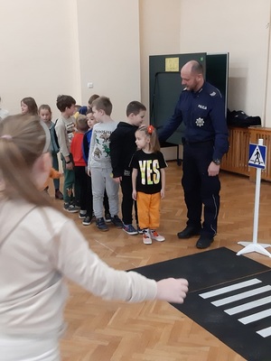 policjant prowadzi zajęcia w szkole