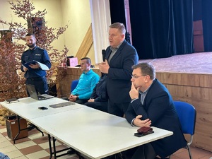 policjanci debatują z mieszkańcami o ich bezpieczeństwie