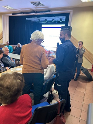 policjanci debatują z mieszkańcami o ich bezpieczeństwie