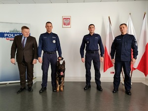 Starosta składa gratulacje policjantowi