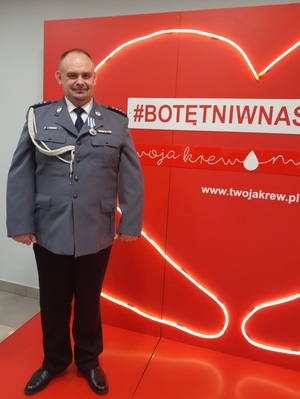 policjant pozuje do pamiątkowego zdjecia