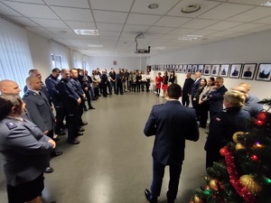 policjanci oraz zaproszeni goście uczestniczą w spotkaniu wigilijnym