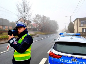 policjant kontroluje prędkość pojazdów