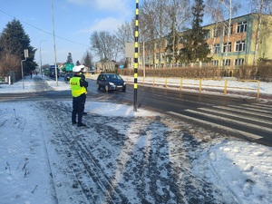 policjanci czuwają nad bezpieczeństwem pieszych