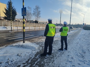 policjanci czuwają nad bezpieczeństwem pieszych