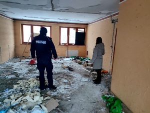 Policjanci, wspólnie z pracownikami Ośrodka Pomocy Społecznej w Tucholi, kontrolują miejsca przebywania osób w kryzysie bezdomności