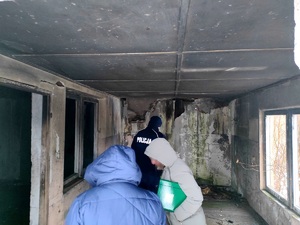 Policjanci, wspólnie z pracownikami Ośrodka Pomocy Społecznej w Tucholi, kontrolują miejsca przebywania osób w kryzysie bezdomności