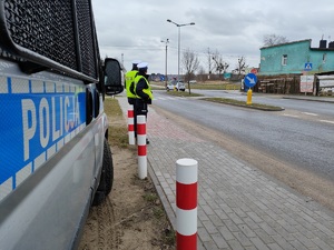 policjanci czuwają nad bezpieczeństwem pieszych