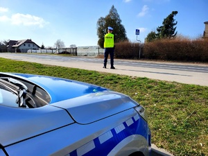 policjant obserwuje drogę