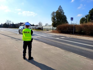 policjant obserwuje drogę