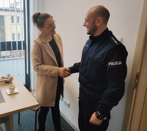 policjant odbiera gratulacje